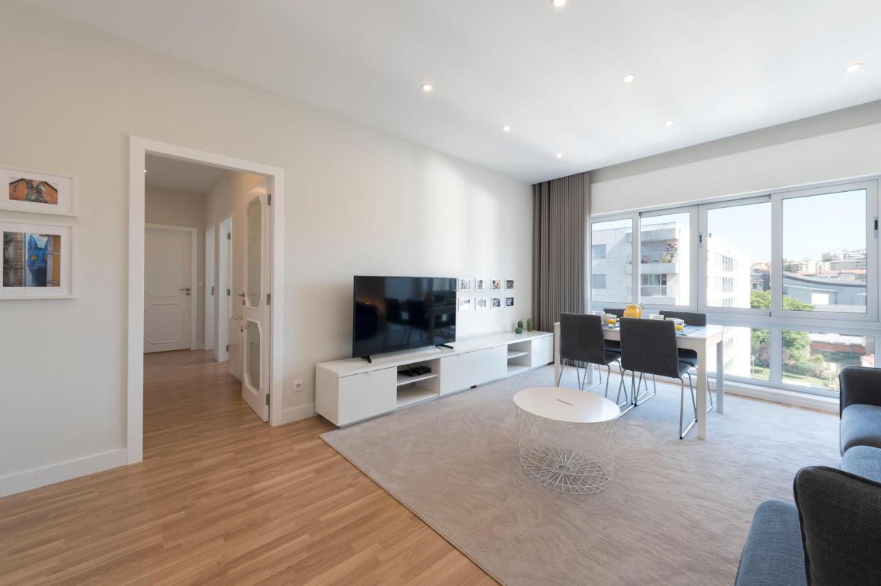 Lovelystay - Downtown Modern 2Br Flat With Free Parking Porto Exterior photo
